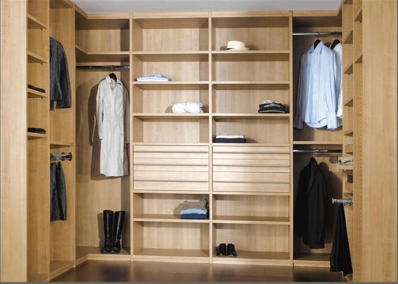 Ejemplo de armario vestidor unisex contemporáneo de tamaño medio con armarios abiertos, puertas de armario de madera clara y suelo de mármol
