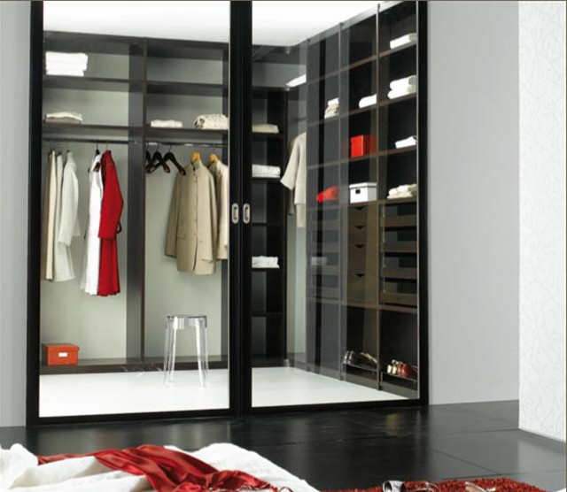 Bild på ett mellanstort funkis walk-in-closet för könsneutrala, med luckor med glaspanel, skåp i mörkt trä och marmorgolv
