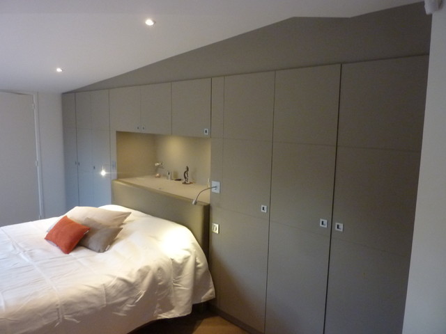 Dressing chambre avec tête de lit encastrée sous plafond mansardé -  Contemporain - Armoire et Dressing - Lille - par LE KIOSQUE AMENAGEMENT |  Houzz