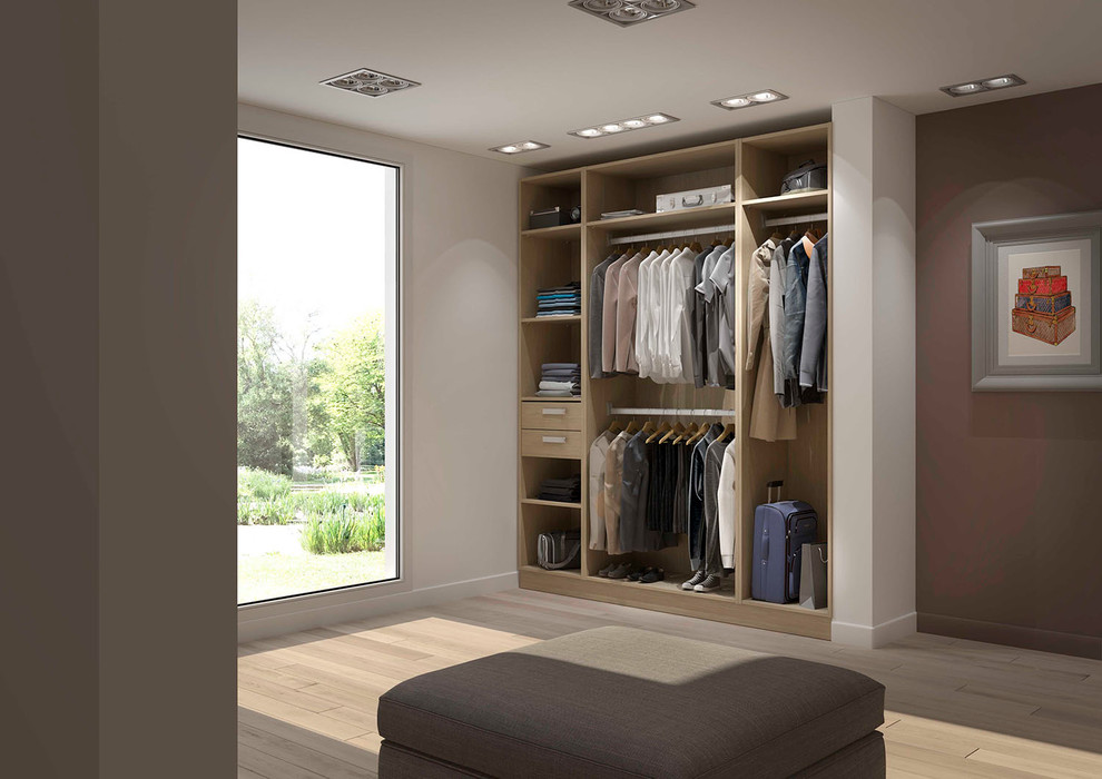 Cette photo montre un grand dressing room scandinave en bois clair neutre avec un placard sans porte et parquet clair.