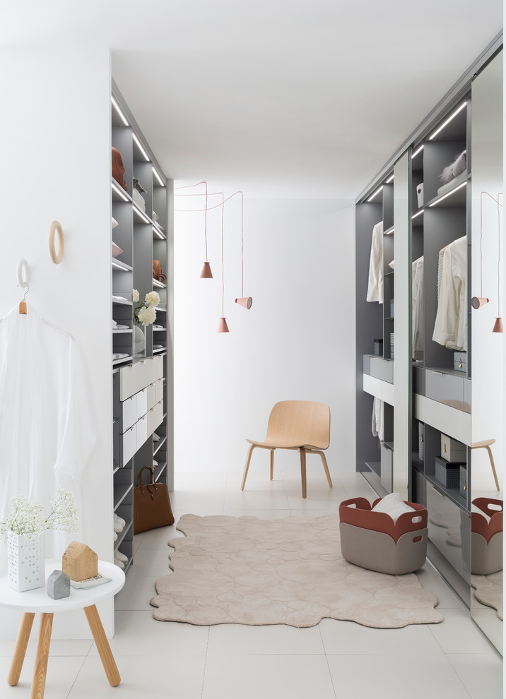 リヨンにある広い北欧スタイルのおしゃれなフィッティングルーム (オープンシェルフ、グレーのキャビネット) の写真