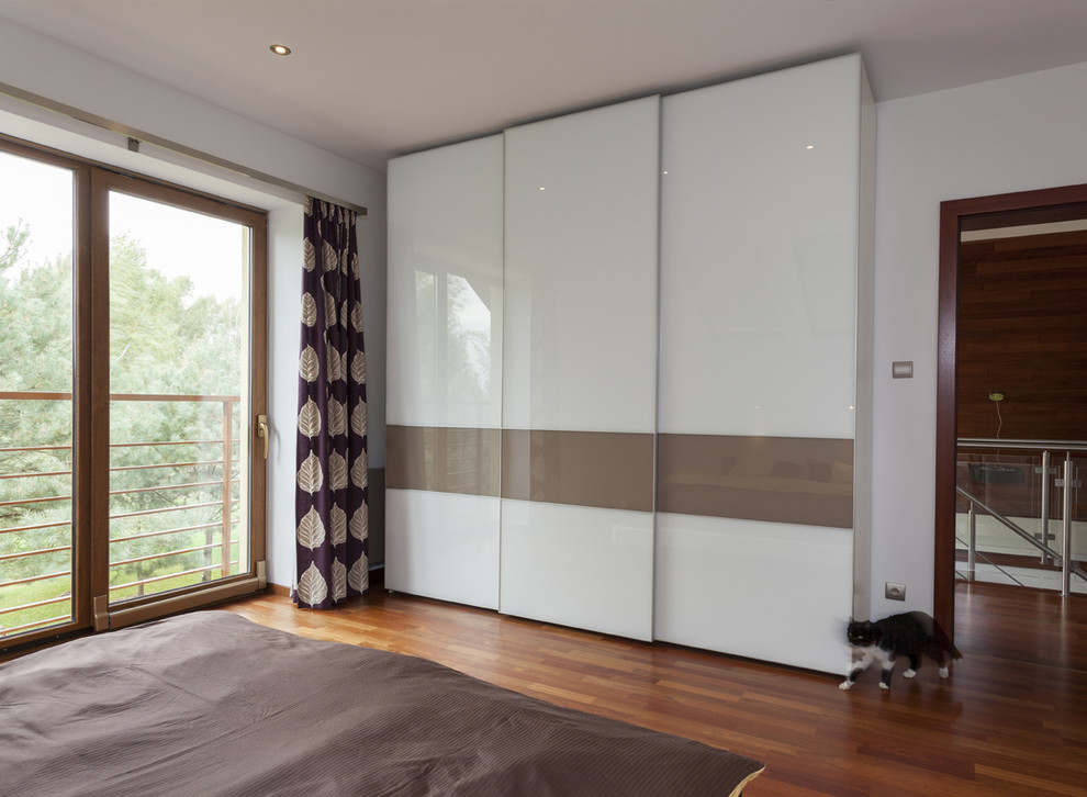 This is an example of a medium sized contemporary standard wardrobe in Strasbourg.