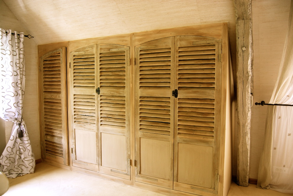 Example of a farmhouse closet design in Paris