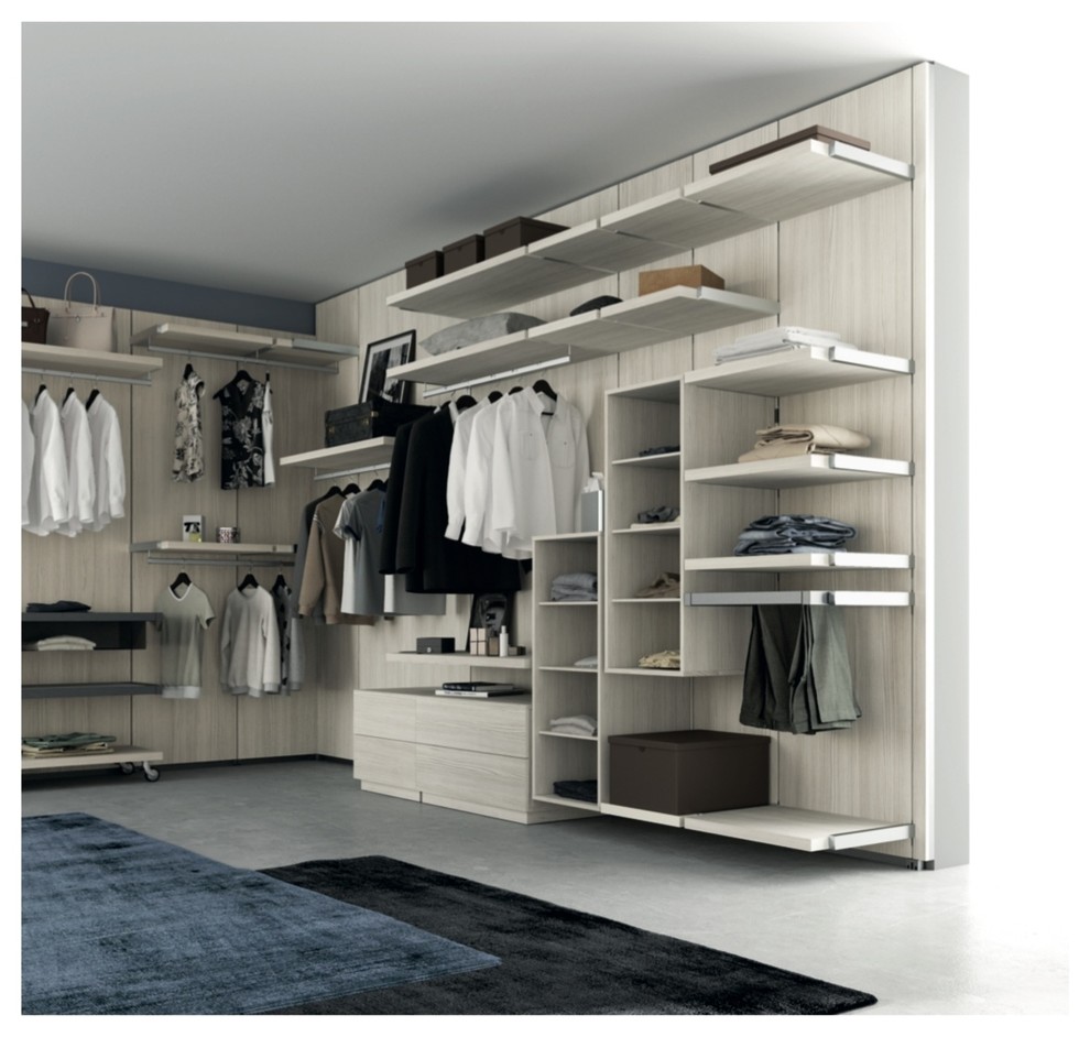 Mittelgroßes Modernes Ankleidezimmer mit Ankleidebereich, offenen Schränken und hellen Holzschränken in Nizza