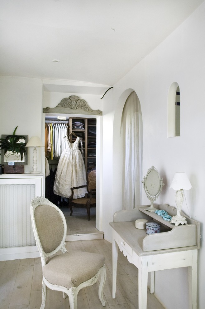 Example of a cottage chic closet design in Reims