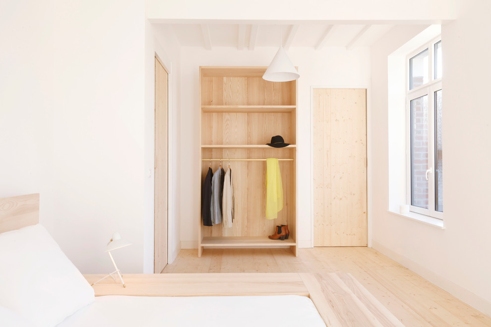 Modelo de armario y vestidor nórdico grande con suelo de madera clara