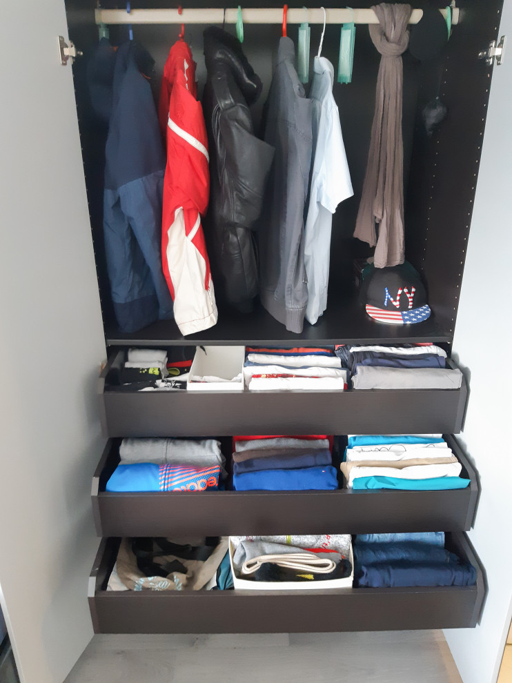 Small contemporary standard wardrobe for men in Paris with flat-panel cabinets, medium wood cabinets, lino flooring and grey floors.