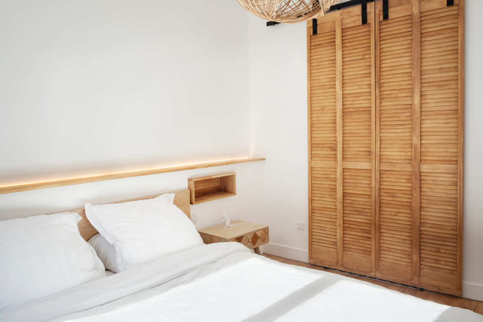 Idée de décoration pour une petite chambre urbaine avec parquet clair et un sol beige.
