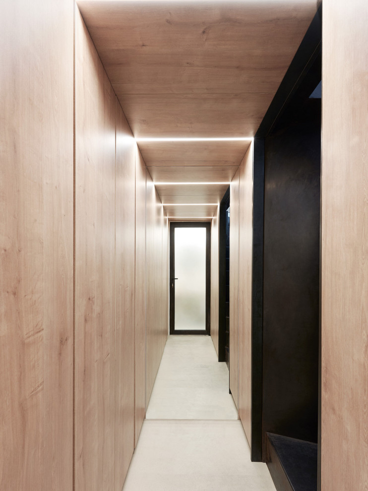 Ispirazione per armadi e cabine armadio contemporanei con pavimento in cemento, pavimento beige e soffitto in legno