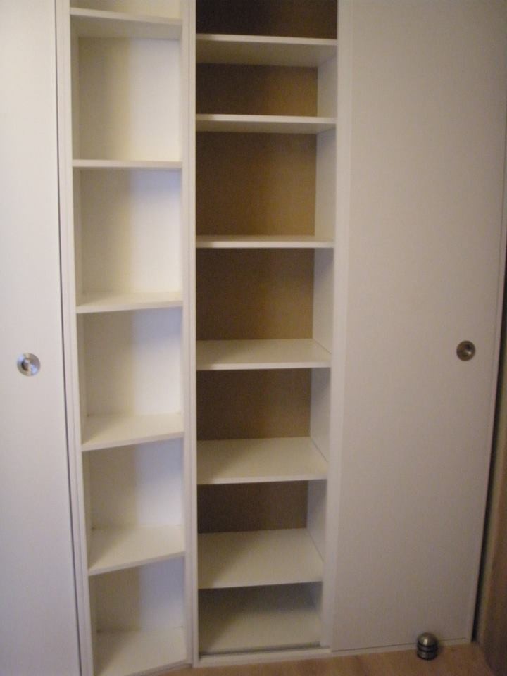 Ejemplo de armario y vestidor actual con armarios con puertas mallorquinas y puertas de armario blancas