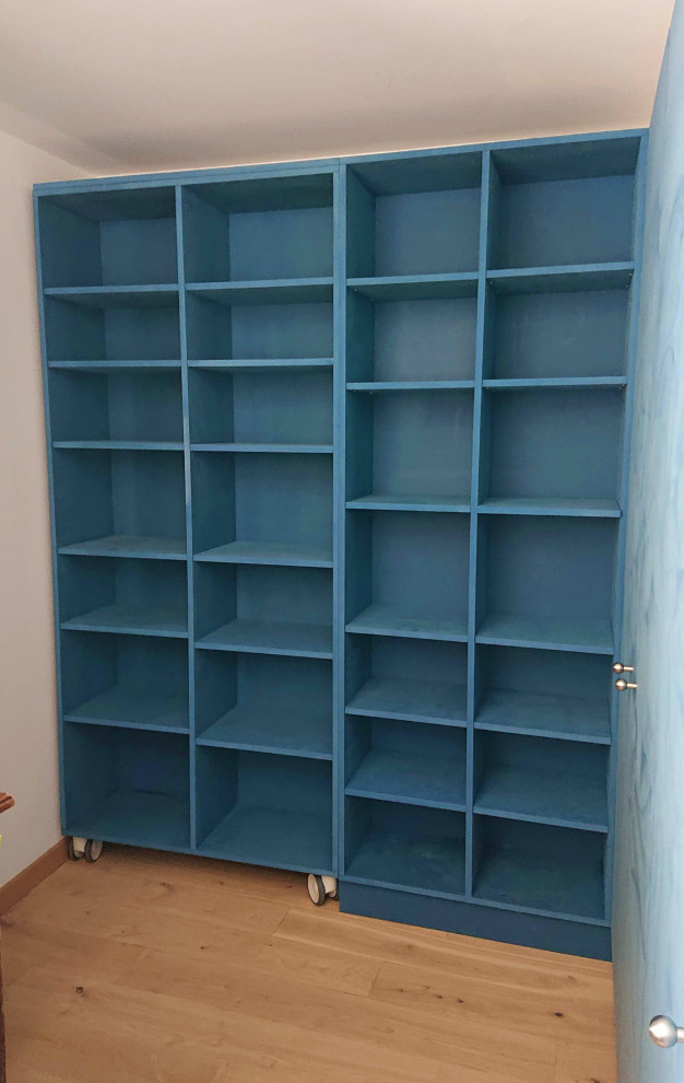 Foto de armario unisex moderno grande con armarios con rebordes decorativos y puertas de armario azules