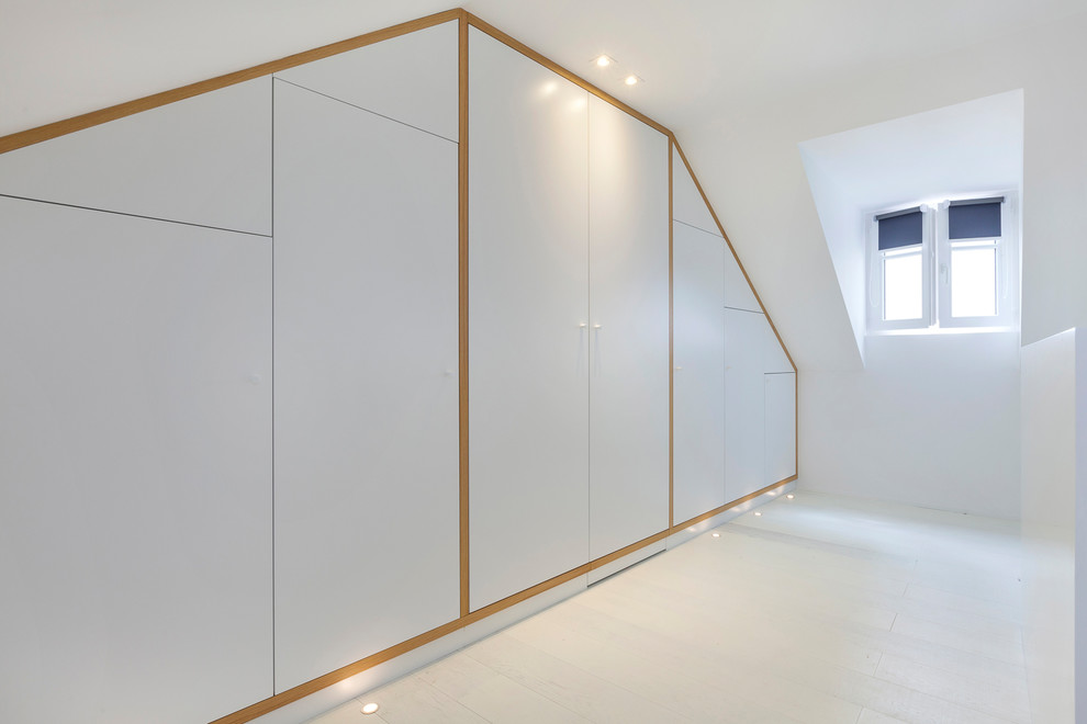Ispirazione per armadi e cabine armadio minimal di medie dimensioni con ante bianche, pavimento in legno verniciato e pavimento bianco