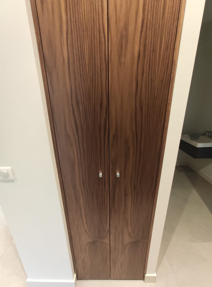 Imagen de armario unisex clásico renovado de tamaño medio con puertas de armario de madera oscura