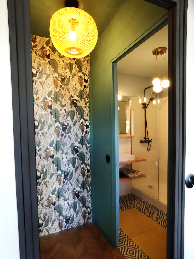 マルセイユにある小さなミッドセンチュリースタイルのおしゃれな壁面クローゼット (インセット扉のキャビネット、緑のキャビネット、淡色無垢フローリング、オレンジの床) の写真