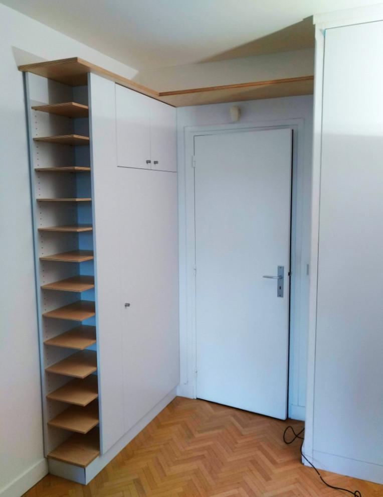 Modelo de armario unisex actual pequeño con puertas de armario blancas y suelo marrón