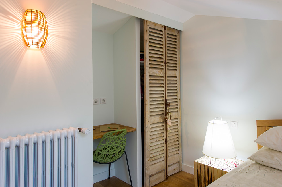 Источник вдохновения для домашнего уюта: шкаф в нише унисекс в стиле неоклассика (современная классика) с фасадами с филенкой типа жалюзи, светлыми деревянными фасадами и светлым паркетным полом