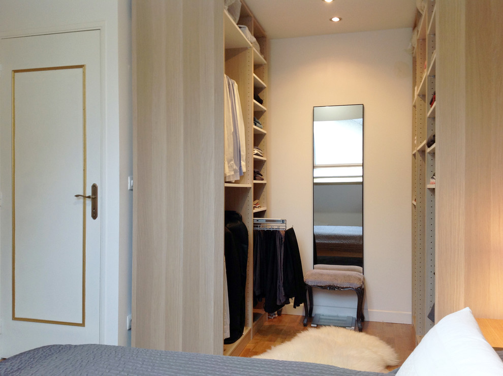 EIngebautes, Kleines, Neutrales Modernes Ankleidezimmer mit offenen Schränken, hellen Holzschränken und hellem Holzboden in Sonstige