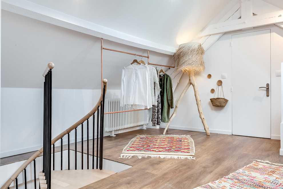 Mittelgroßer, Neutraler Uriger Begehbarer Kleiderschrank mit offenen Schränken, braunem Holzboden und braunem Boden in Paris