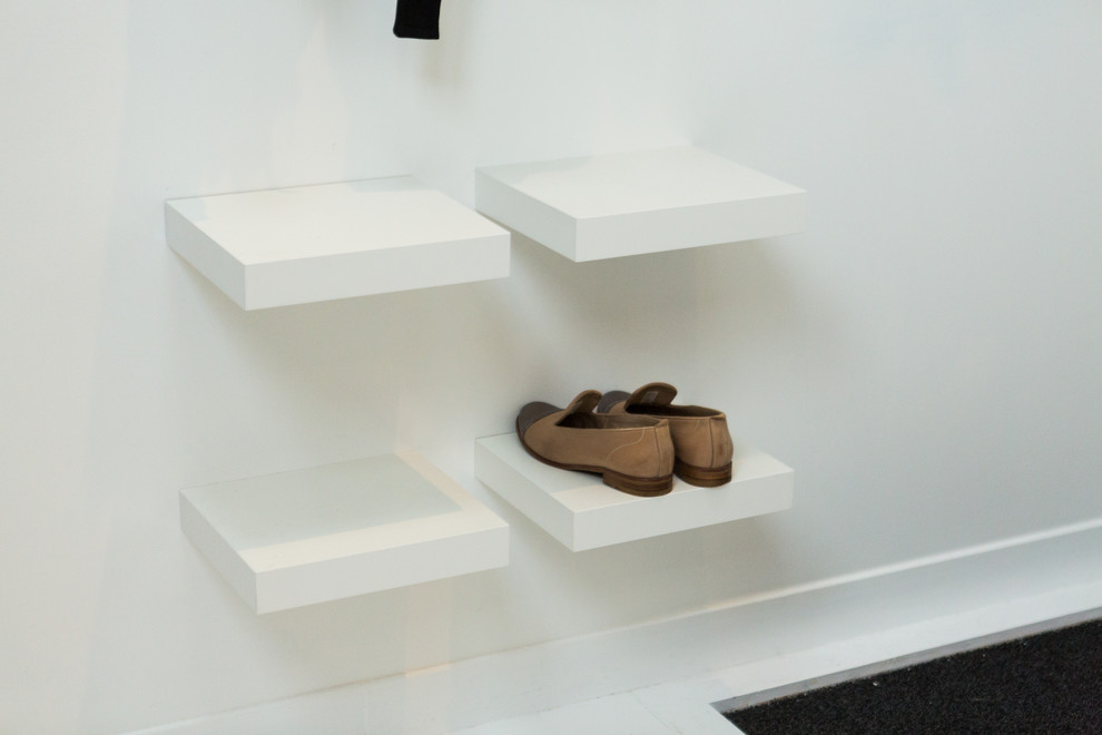 Imagen de armario y vestidor unisex actual pequeño con armarios abiertos, suelo de madera pintada y suelo blanco