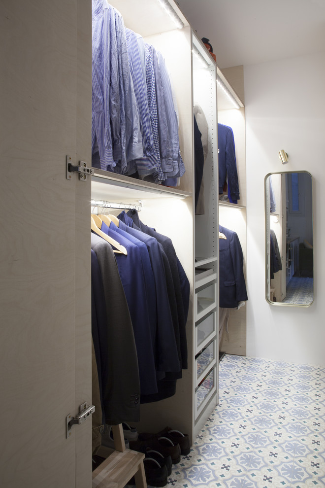 Modern inredning av ett mellanstort walk-in-closet för män, med öppna hyllor, skåp i ljust trä, klinkergolv i terrakotta och blått golv