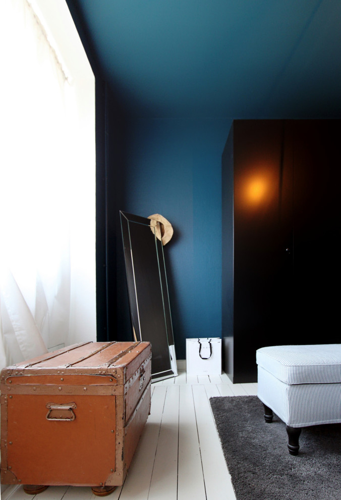 Mittelgroßes Modernes Ankleidezimmer mit Ankleidebereich, Kassettenfronten, schwarzen Schränken, gebeiztem Holzboden und weißem Boden in Lille