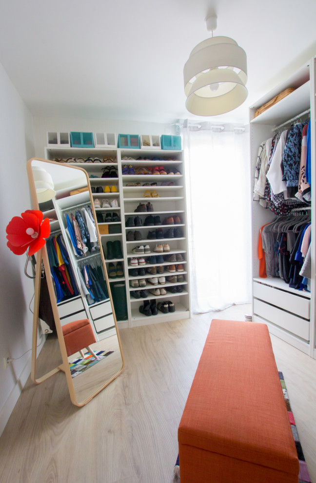 Exempel på en mellanstor modern garderob, med ljust trägolv och brunt golv