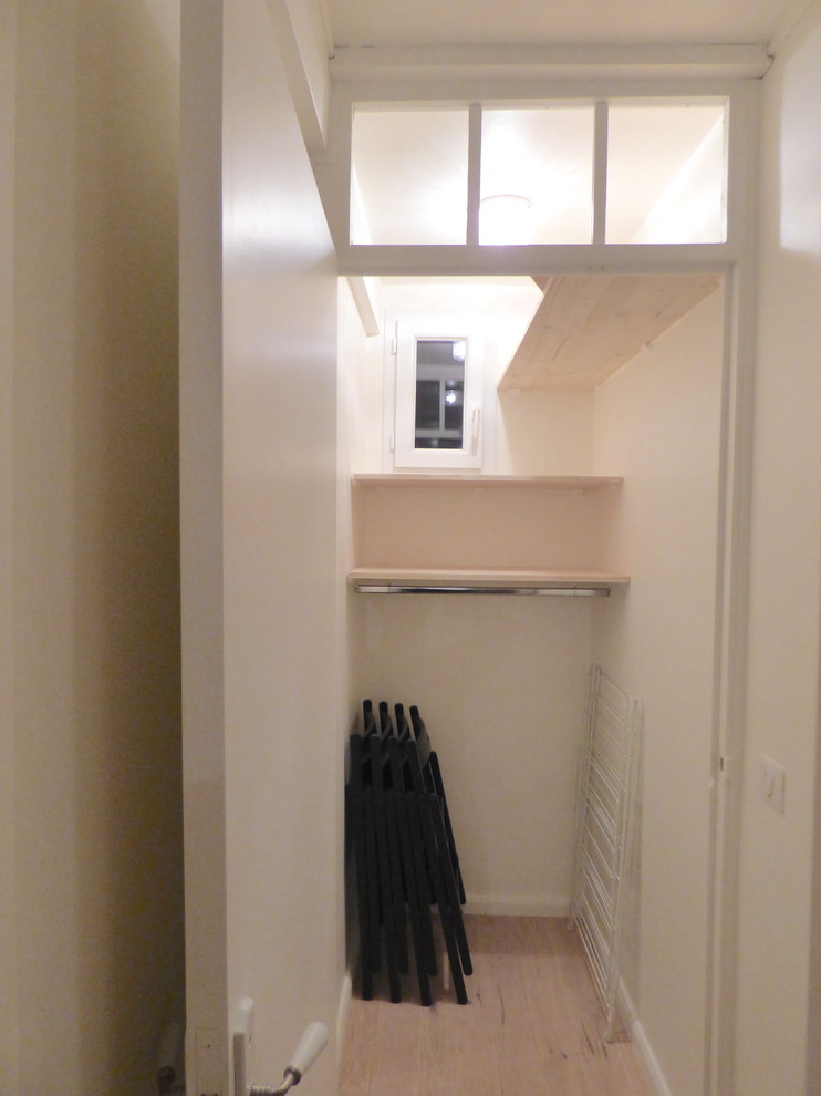 Imagen de armario y vestidor unisex bohemio de tamaño medio con armarios con paneles lisos, suelo de madera clara y suelo marrón