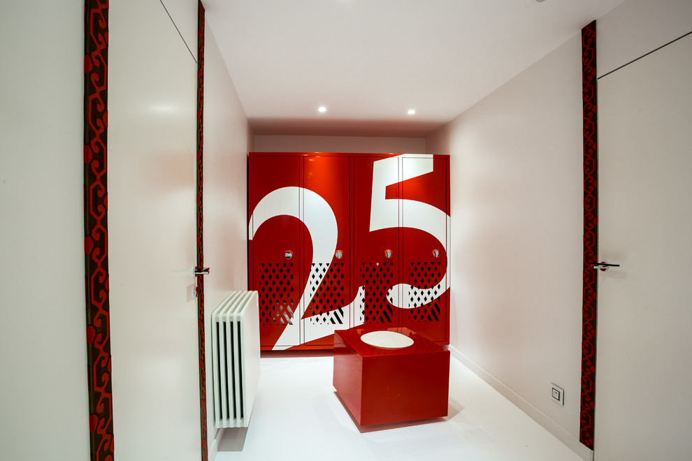 Idées déco pour un petit dressing room contemporain pour un homme avec des portes de placard rouges, sol en béton ciré et un sol blanc.