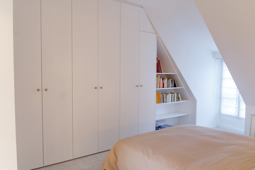 Идея дизайна: шкаф в нише среднего размера в стиле шебби-шик с плоскими фасадами, белыми фасадами и ковровым покрытием