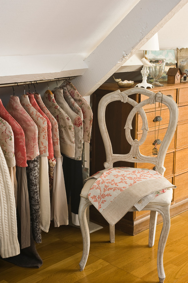 This is an example of a shabby-chic style wardrobe in Paris.