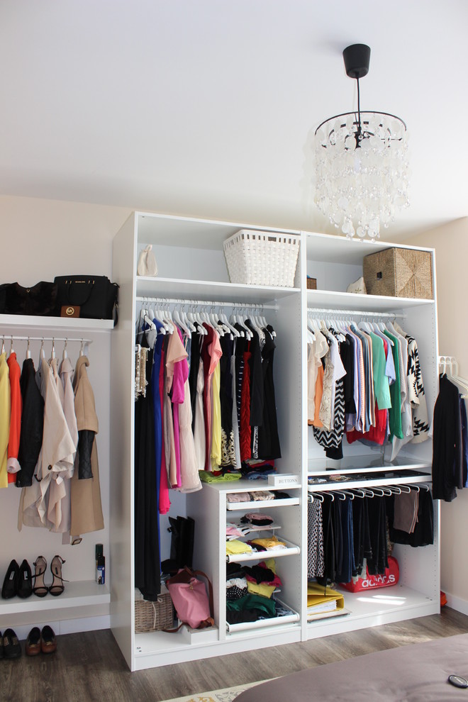 Example of a cottage chic closet design in Brussels