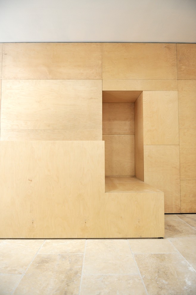 Idee per un piccolo armadio o armadio a muro unisex design con nessun'anta, ante in legno chiaro, pavimento con piastrelle in ceramica e pavimento beige