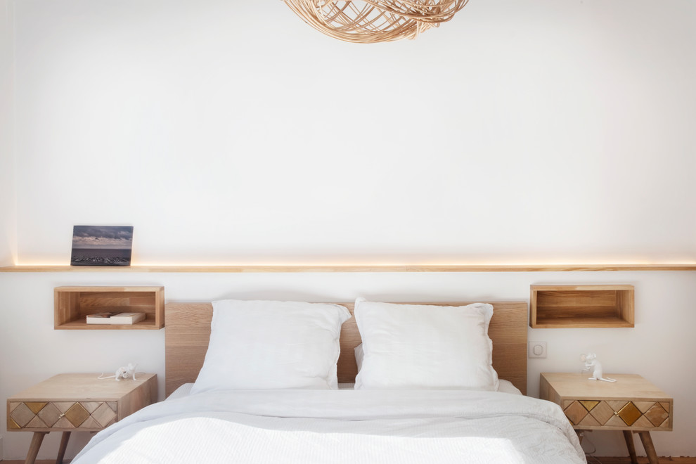 Ejemplo de dormitorio escandinavo pequeño con suelo de madera clara y suelo beige