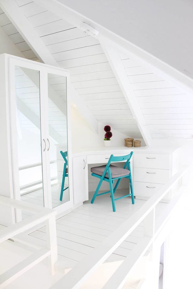 Идея дизайна: маленький шкаф в нише в скандинавском стиле с плоскими фасадами, светлыми деревянными фасадами, деревянным полом и белым полом для на участке и в саду, женщин