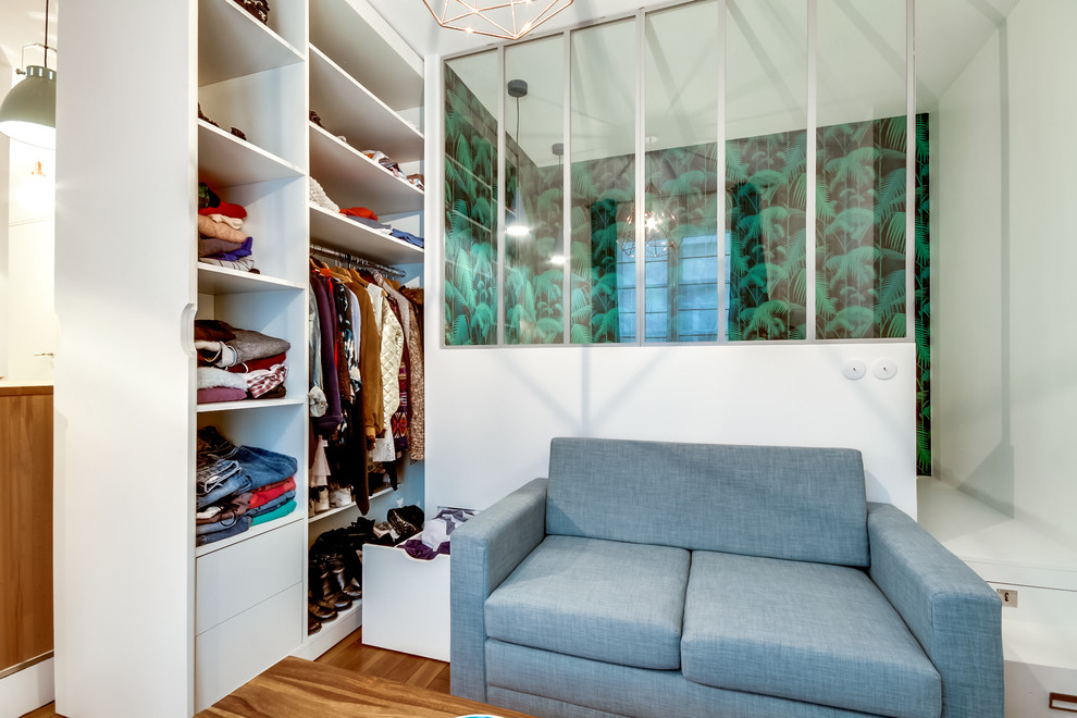 EIngebautes, Kleines Nordisches Ankleidezimmer mit weißen Schränken, flächenbündigen Schrankfronten und braunem Holzboden in Paris