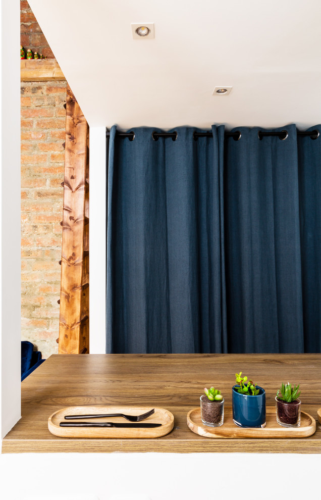 Kleiner, Neutraler Industrial Begehbarer Kleiderschrank mit offenen Schränken, blauen Schränken, braunem Holzboden und braunem Boden in Paris