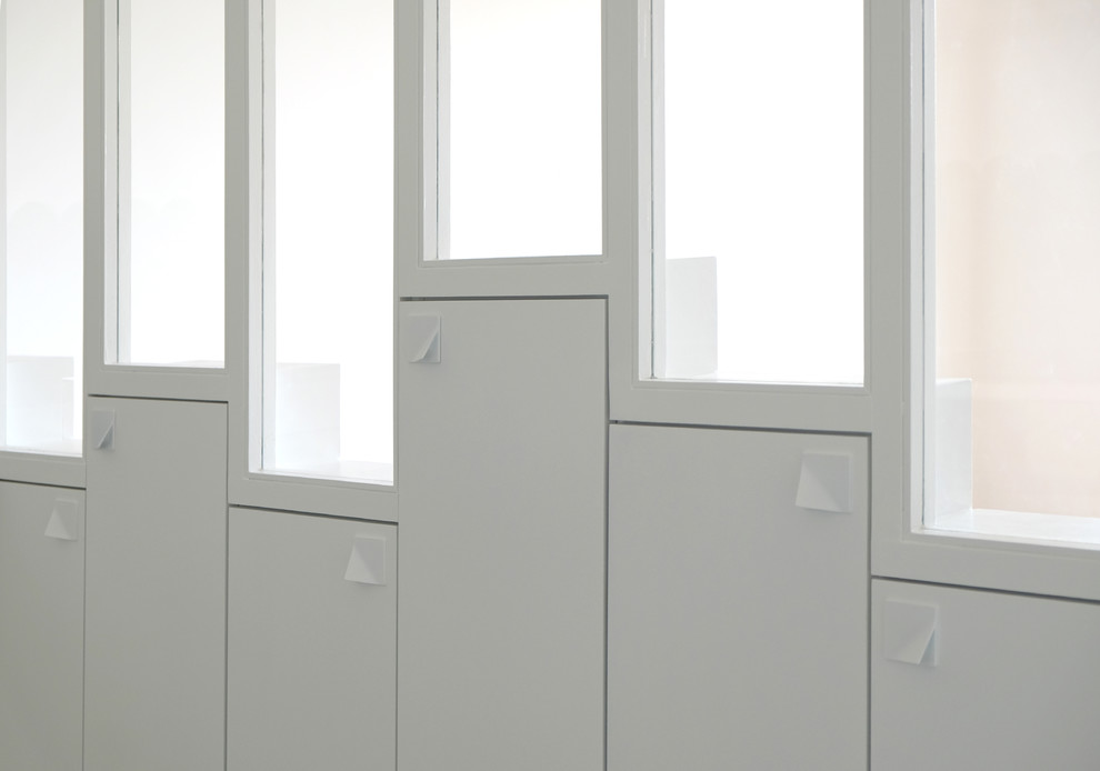 Modelo de armario unisex actual pequeño con armarios con paneles lisos, puertas de armario blancas y suelo azul