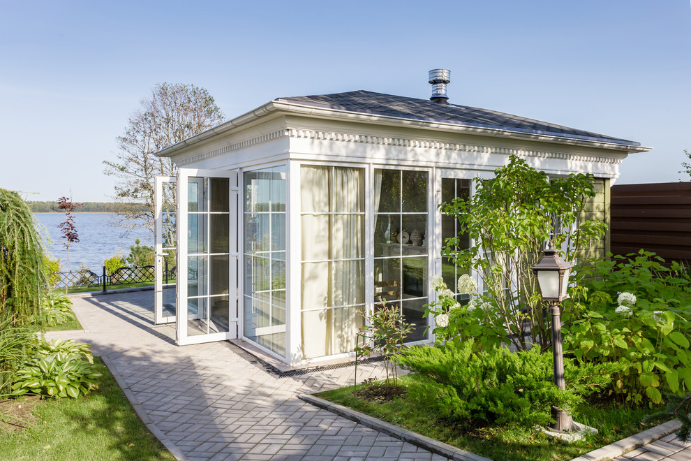 Источник вдохновения для домашнего уюта: маленький двор в классическом стиле для на участке и в саду