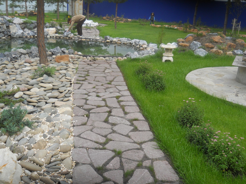 Стильный дизайн: участок и сад среднего размера на заднем дворе в современном стиле с покрытием из каменной брусчатки - последний тренд