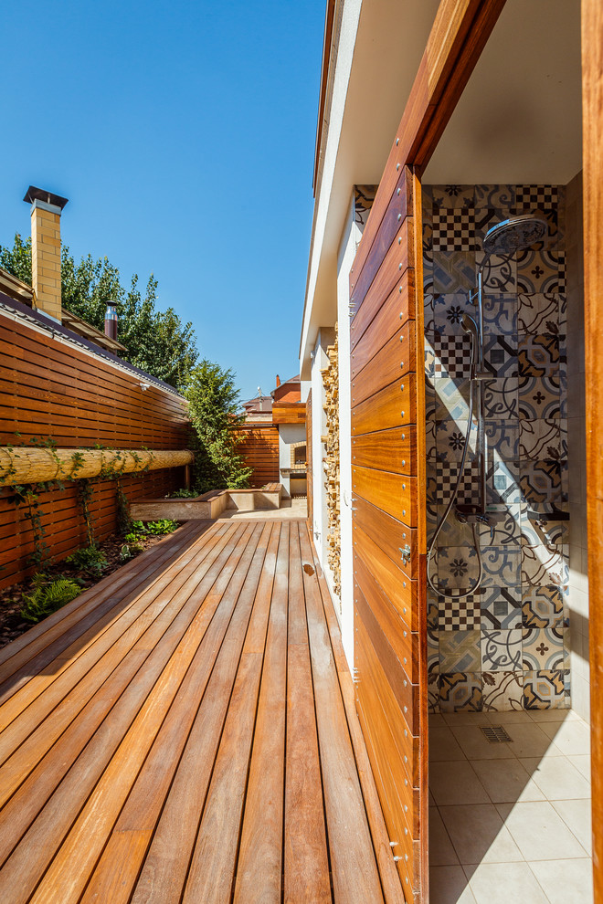 Идея дизайна: большой двор на заднем дворе в современном стиле с летним душем и настилом