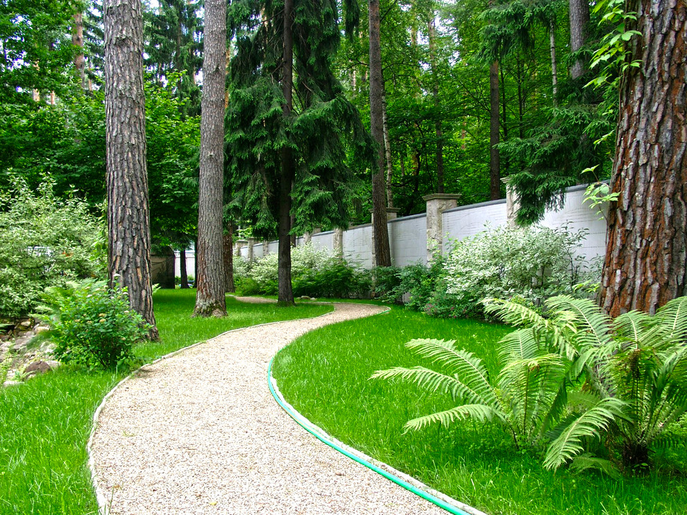 Esempio di un grande giardino design esposto a mezz'ombra in estate