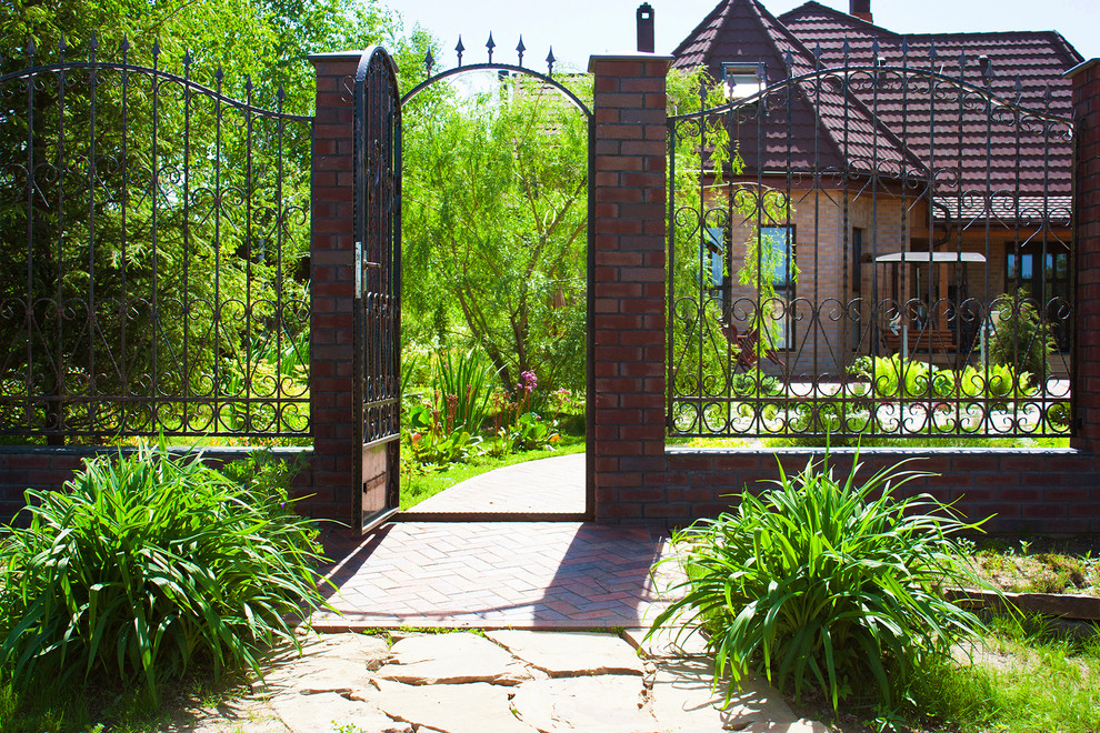 Пример оригинального дизайна: маленький двор в современном стиле для на участке и в саду