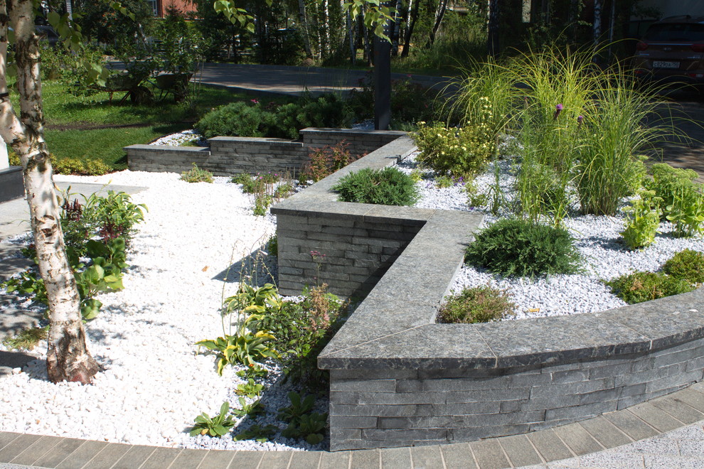 На фото: маленький участок и сад на переднем дворе в современном стиле с покрытием из гравия для на участке и в саду с