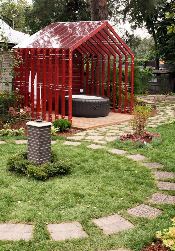 Immagine di un piccolo patio o portico minimal con un gazebo o capanno