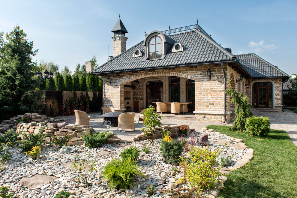 Пример оригинального дизайна: двор на заднем дворе в классическом стиле с местом для костра и покрытием из гравия
