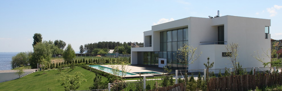 Cette photo montre une terrasse avec une douche extérieure tendance de taille moyenne avec une cour, du carrelage et aucune couverture.