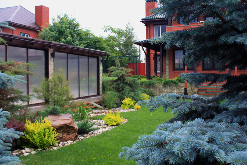 Cette image montre une terrasse asiatique avec une cour, des pavés en béton et aucune couverture.