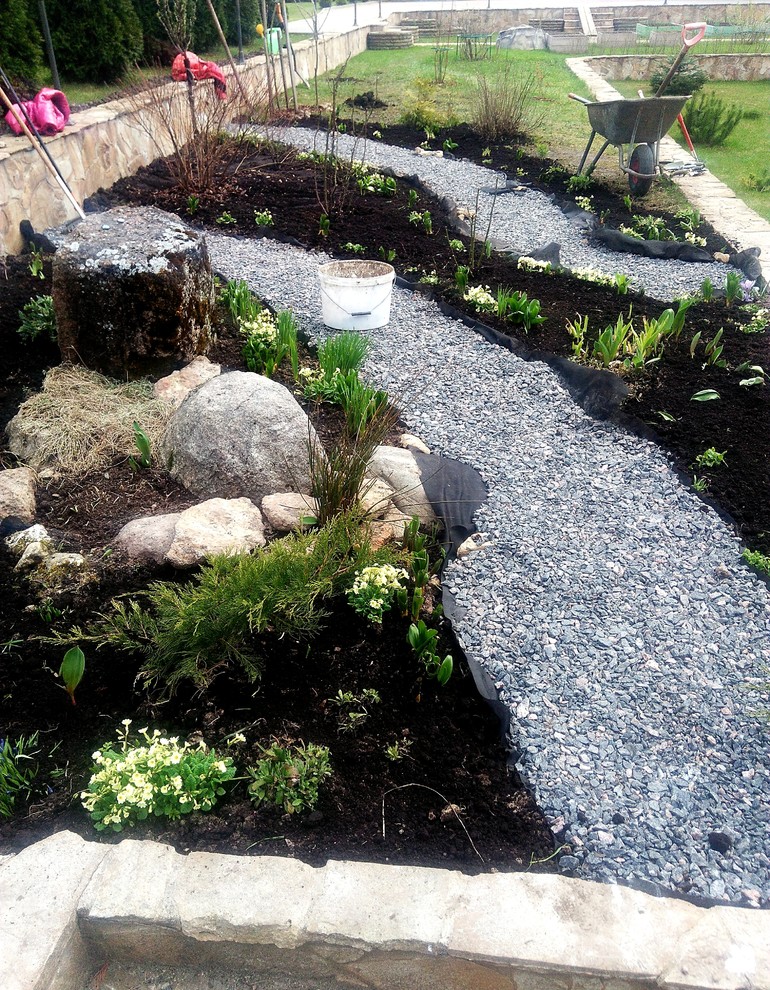 Immagine di un piccolo giardino classico nel cortile laterale con graniglia di granito