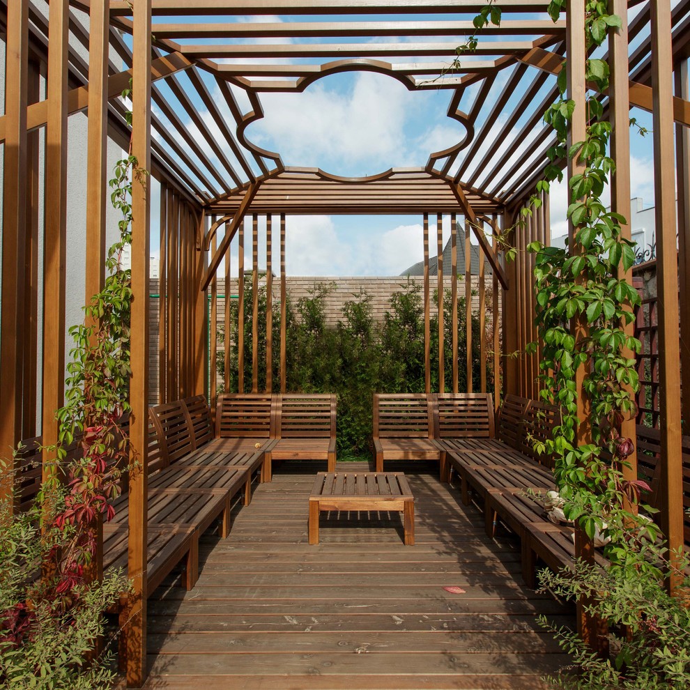 Свежая идея для дизайна: беседка во дворе частного дома в классическом стиле с настилом и вертикальным садом - отличное фото интерьера