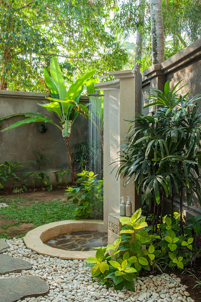 Imagen de patio tropical sin cubierta con ducha exterior